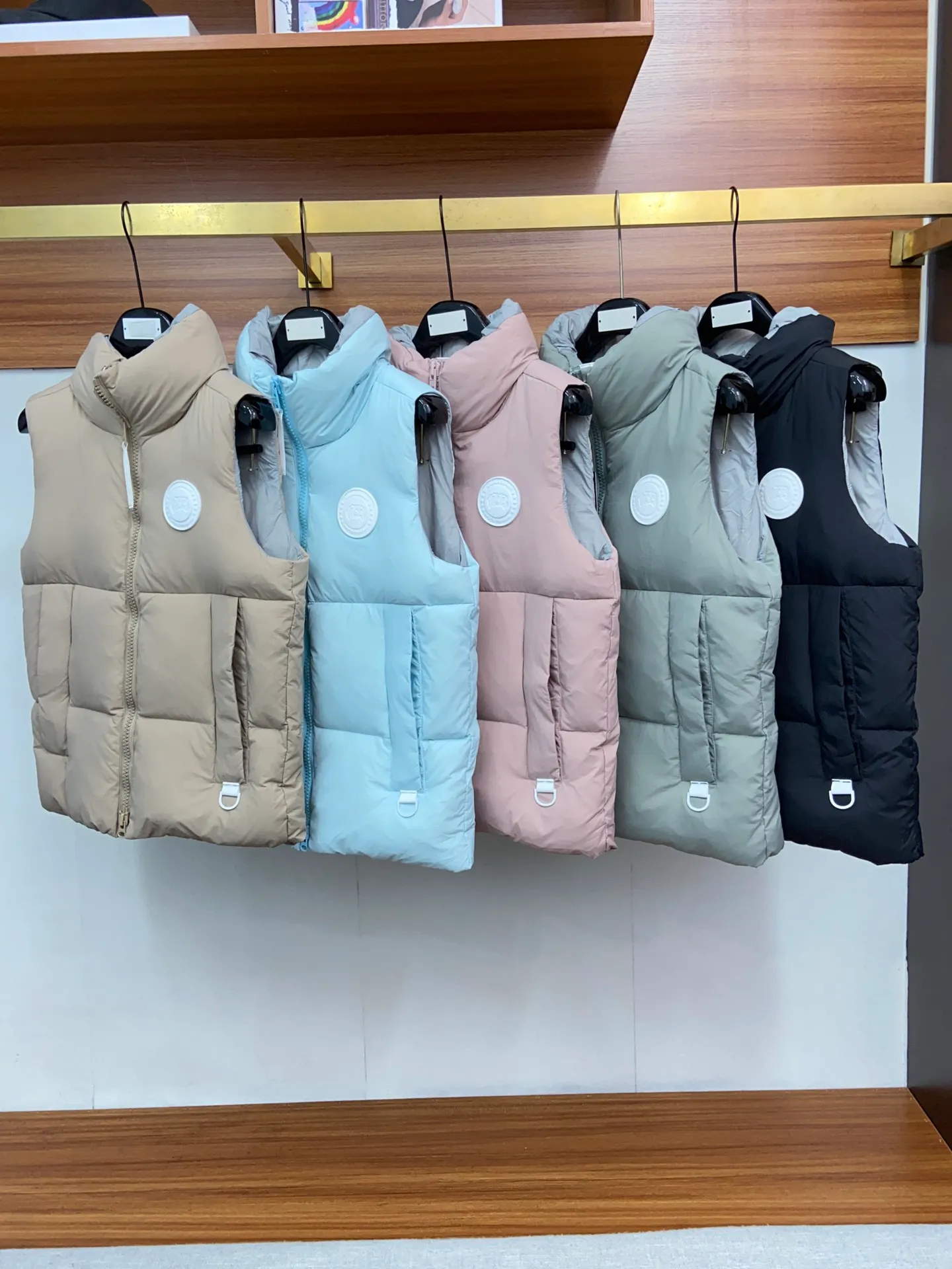 P520 original single version exclusive release #𝘾𝘼𝙉𝘼𝘿𝘼 𝙂𝙊𝙊𝙎𝙀/𝙅𝙪𝙣𝙘𝙩𝙞𝙤𝙣 top original TOP version restored ZP up to 98%‼ ️ CANADA GOOSE/Canada Goose Pastels Pastel Series Everett White Label Vest This versatile Everett vest is a lightweight layering item suitable for wearing in all seasons. It is trimmed in all white and equipped with D-rings for hanging gloves or other daily items when outside. It is ideal for travel and unpredictable weather conditions. The pocket openings and cuff edges are reinforced with CORDURA fabric for durability. The reflective stripes on the back of the collar improve visibility in dim environments, making it the first choice for travel. Note: In order to maximize profits during the production process, some businesses add toxic waste silk, 50 velvet, hand-feel velvet, etc. into the clothes! It is said to be 90% white duck down, purchasing agent level, or even more exaggeratedly said to be 90% white goose down, to fool the layman! (You can consult the official Big Goose. All authentic styles are made of white duck down) ⚠️ Remember, you get what you pay for! Don't be greedy for small gains, or you will suffer big losses!  Size: XS S M L XL Color: Black Melt Water Blue Soft Pink Moonlight Lime